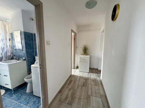 Ένα μπάνιο στο Apartament Târgoviște în regim hotelier cu 2 camere