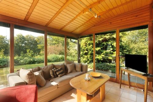 a living room with a couch and a television at Ferien im Grünen in Mammelzen