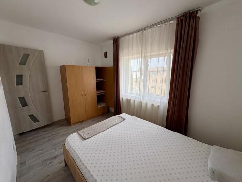 Ένα ή περισσότερα κρεβάτια σε δωμάτιο στο Apartament Târgoviște în regim hotelier cu 2 camere