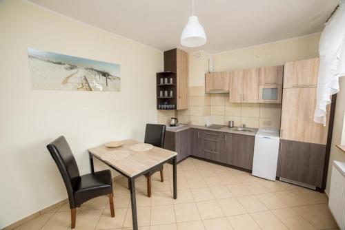 A kitchen or kitchenette at Apartament Żaglowy 4