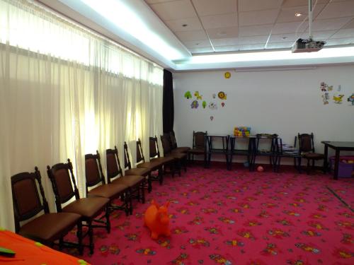 a room with a row of chairs and a table at Pirates Resort in Mamaia