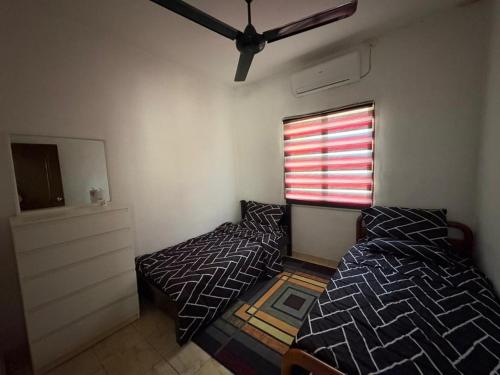 Ένα ή περισσότερα κρεβάτια σε δωμάτιο στο Rumah Faredah Kuantan