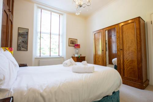 Ένα ή περισσότερα κρεβάτια σε δωμάτιο στο Stunning Apartment in Victorian Villa with Garden