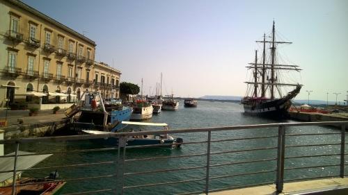 a group of boats docked in the water next to buildings at b&b Luna in Siracusa