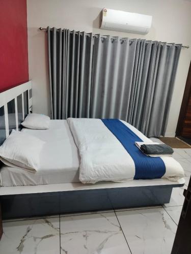 a bed in a room with a window and a bedskirtspectspects at Hotel River View Panipat in Pānīpat