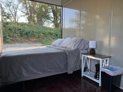 Ein Bett oder Betten in einem Zimmer der Unterkunft The Applegate Rivers Edge