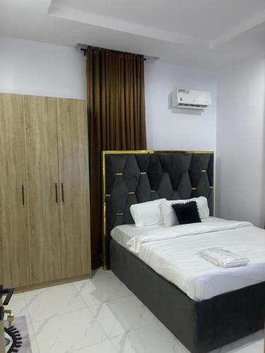 Ένα ή περισσότερα κρεβάτια σε δωμάτιο στο Bright white house 2 bedroom duplex