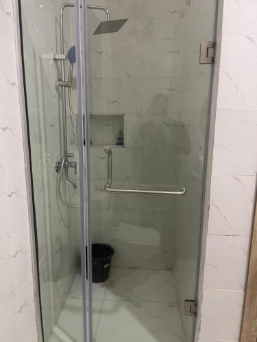 Ένα μπάνιο στο Bright white house 2 bedroom duplex