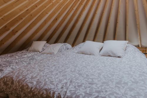 Ένα ή περισσότερα κρεβάτια σε δωμάτιο στο Jurty Glamping