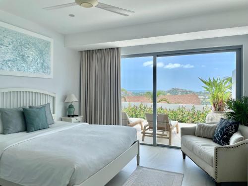 Un dormitorio con una cama y una puerta corrediza de vidrio. en Residence 8 Suite 6, en Nathon Bay