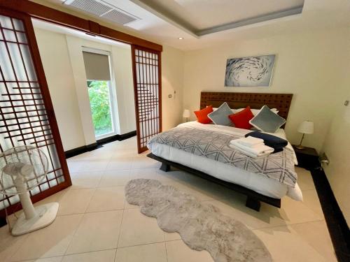 Giường trong phòng chung tại Kata Eden View - 1 BR Beachfront Luxury Apartment