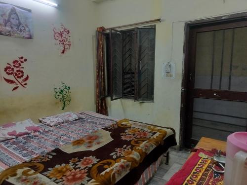 Postel nebo postele na pokoji v ubytování Raghunath bhawan