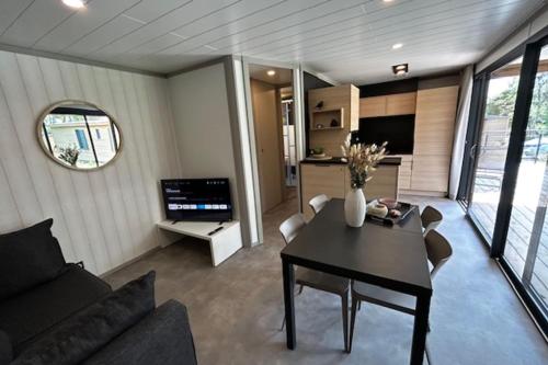 Μια τηλεόραση ή/και κέντρο ψυχαγωγίας στο Cottage - 40 m all comfort with garden