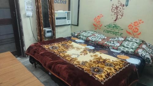 Postel nebo postele na pokoji v ubytování Raghunath bhawan