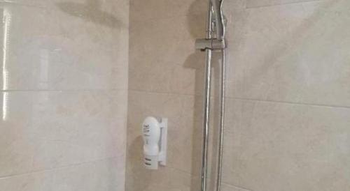 a shower with a hair dryer in a bathroom at 7 Days Premium Yancheng Dafeng Zhongjiao Meilu City in Yancheng