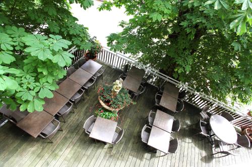 an overhead view of a deck with chairs and plants at Hôtel la Scala in Pithiviers