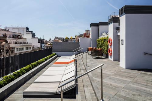 uma varanda com bancos num edifício em Midtown Apartments em Barcelona