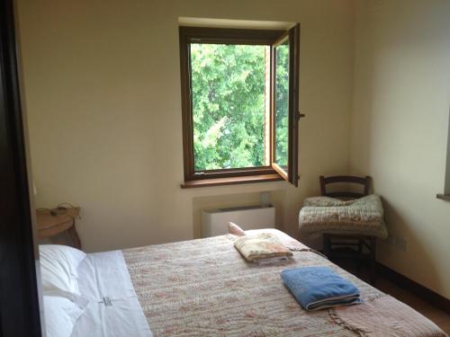 PetritoliにあるAgriturismo Serena -Petritoli-のベッドルーム1室(窓付)