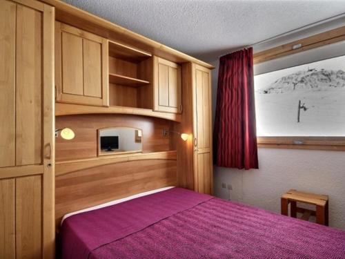 a bedroom with a purple bed and a window at Appartement 4 pièces, 3 salles de bains, ski aux pieds à Plagne Villages - FR-1-455-79 in La Plagne