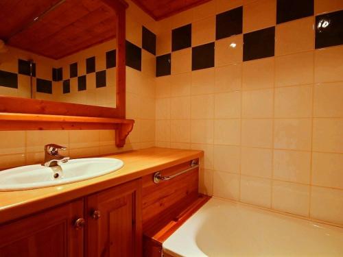 a bathroom with a sink and a bath tub at Triplex 7 pers avec grande terrasse sur pistes - FR-1-455-73 in La Plagne