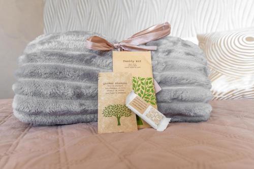 una pila de toallas grises junto a una manta en Eden Suite, Patio & BBQ near Lake Garda, en Castiglione delle Stiviere