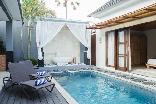 Bazén v ubytování Grand Kesambi Resort and Villas Seminyak nebo v jeho okolí