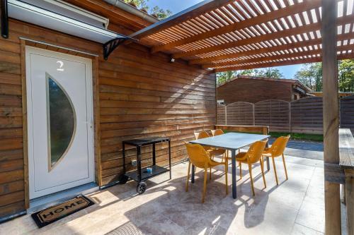 Un patio o zona al aire libre en Gite 2 de l'Orée du Bois