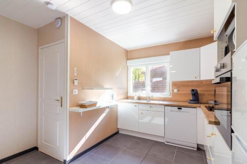 Una cocina o zona de cocina en Gite 2 de l'Orée du Bois