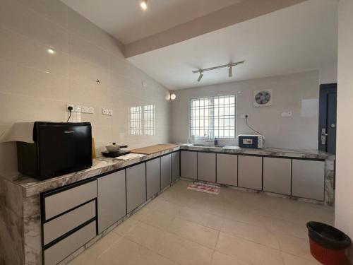 O bucătărie sau chicinetă la Muji Homestay, 4 bedrooms, Few mins To Lean Tower by Mr Homestay