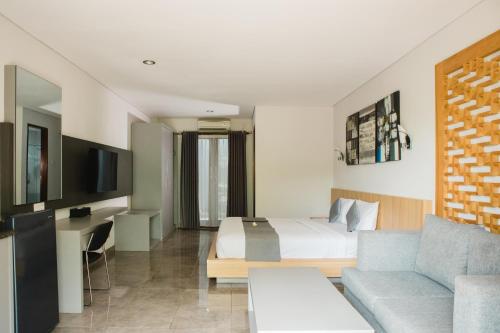 TV a/nebo společenská místnost v ubytování Grand Kesambi Resort and Villas Seminyak