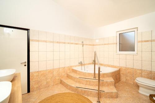 Bilik mandi di Casa Duje