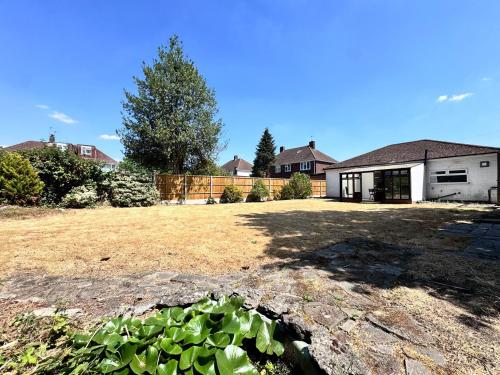 Κήπος έξω από το NEAR AIRPORT Fully Detached Home with 2 Off-Street Parking Spaces