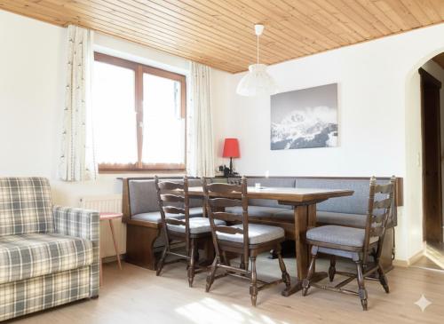 a dining room with a table and chairs at Almhaus Bachmann in Sonnenalpe Nassfeld