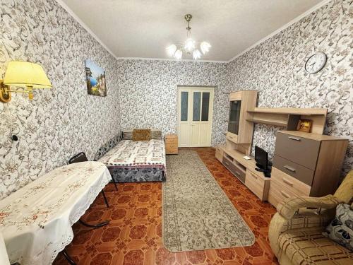 a room with two beds and a tv in it at Двухкомнатная квартира в самом ЦЕНТРЕ Николаева !СОБОРНАЯ! 3 РАЗД МЕСТА in Mykolaiv