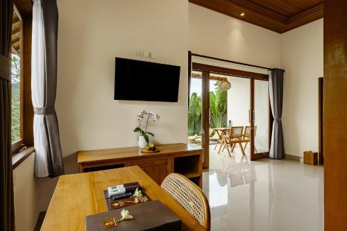 TV a/nebo společenská místnost v ubytování Yanyan Resort Ubud