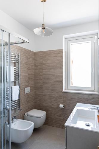 a bathroom with a toilet and a sink and a window at Vigne Marrone B&B in Fossacesia