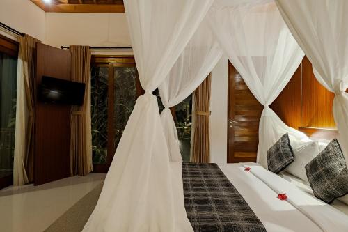 Postel nebo postele na pokoji v ubytování Yanyan Resort Ubud