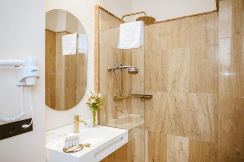 a bathroom with a sink and a mirror at Hotel Boutique Casas de Santa Cruz in Seville