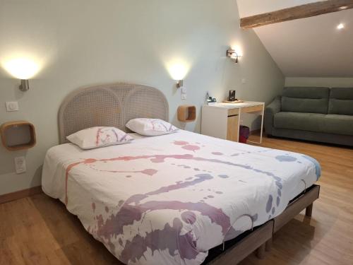 Ένα ή περισσότερα κρεβάτια σε δωμάτιο στο Logis Hotel Domaine du Cheval Blanc
