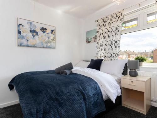 Un dormitorio blanco con una cama y una ventana. en Prime House, en Middlesbrough