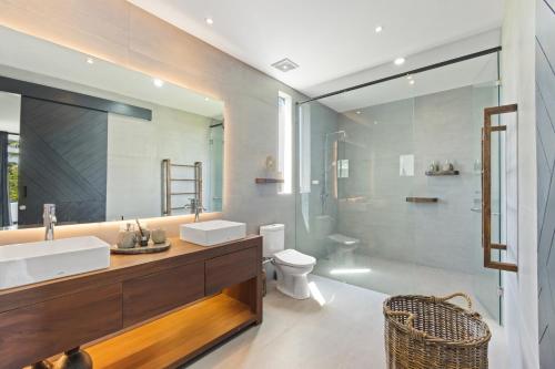 Koupelna v ubytování The R Villa Cereme - Luxury Stay in Nature