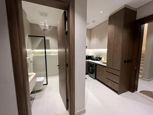 un baño con inodoro y lavabo en Sadana, en Yeda