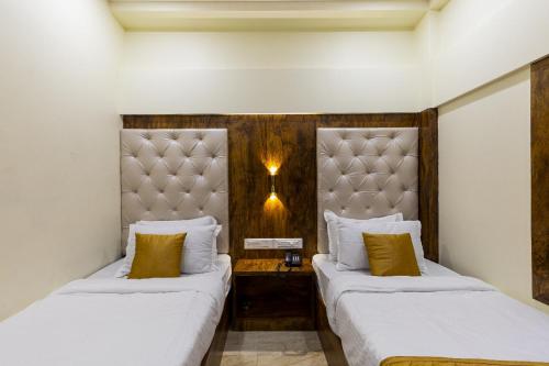 two beds in a hotel room with two beds sidx sidx sidx at Hotel Imperial inn in Mumbai
