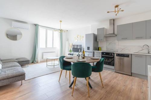 Кухня или мини-кухня в Appartement confortable L'Éclat Doré
