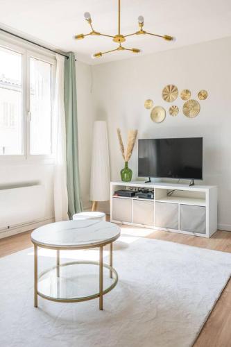 Телевизор и/или развлекательный центр в Appartement confortable L'Éclat Doré