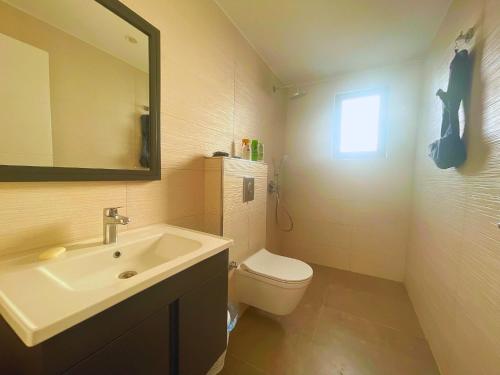 Ένα μπάνιο στο Oceanfront Loft Apartment Spacious Rooftop Terrace Pool