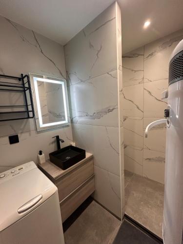 Bilik mandi di Appartement refait à neuf à espaly
