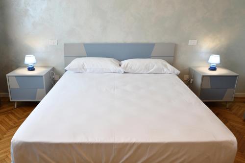 Postel nebo postele na pokoji v ubytování Palazzo Cavalieri Business&Relax 12Tristano