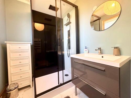 a bathroom with a sink and a shower at Le Repaire Vert - Cozy 2 bedroom house in Marck