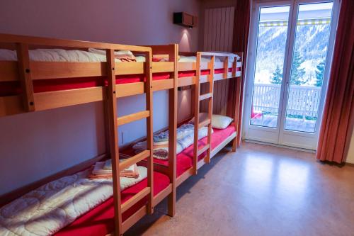 Postel nebo postele na pokoji v ubytování Davos Youth Hostel